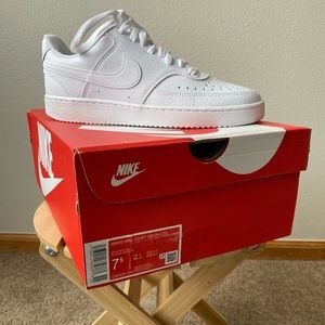 NWB Women’s NIKE Shoes 7.5